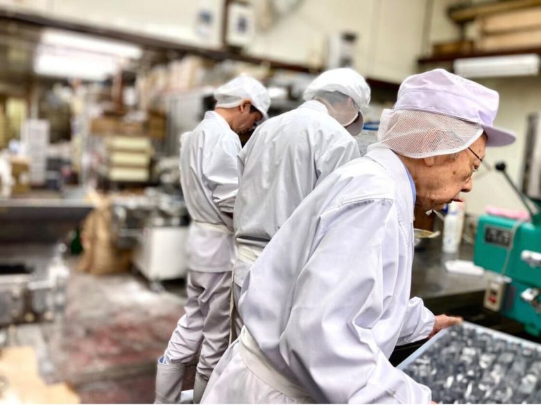 3世代並んで和菓子作り